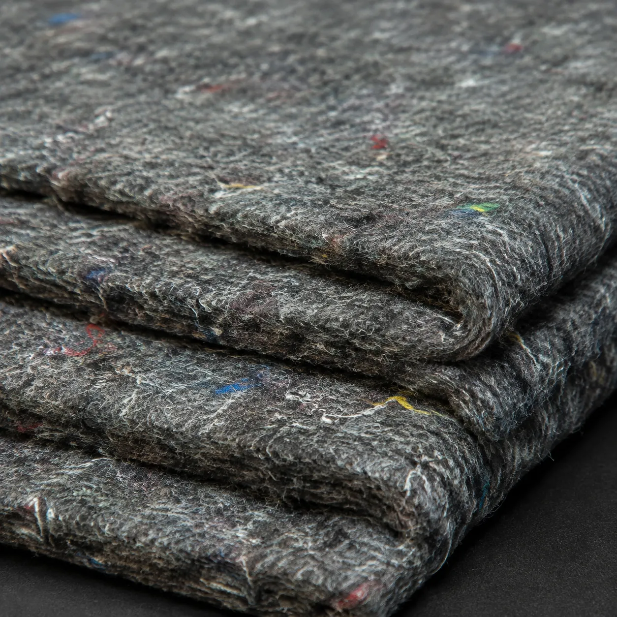 Halınızın altında konfor ve yalıtımı bir arada sağlayın! Halı Altı Keçesi, 1000 gr/m² gramajı ve 10 mm kalınlığıyla zeminden gelen soğuğun azaltılmasına, ses ve darbelerin emilmesine yardımcı olur. Halının daha yumuşak ve konforlu hissedilmesini sağlarken geniş alanlarda yankının azaltılmasını destekler. Duvardan duvara halı, cami, ev ve ofis uygulamalarının yanı sıra halı altı ısıtma ve karbon film sistemlerinde yalıtım katmanı olarak kullanılabilir.
