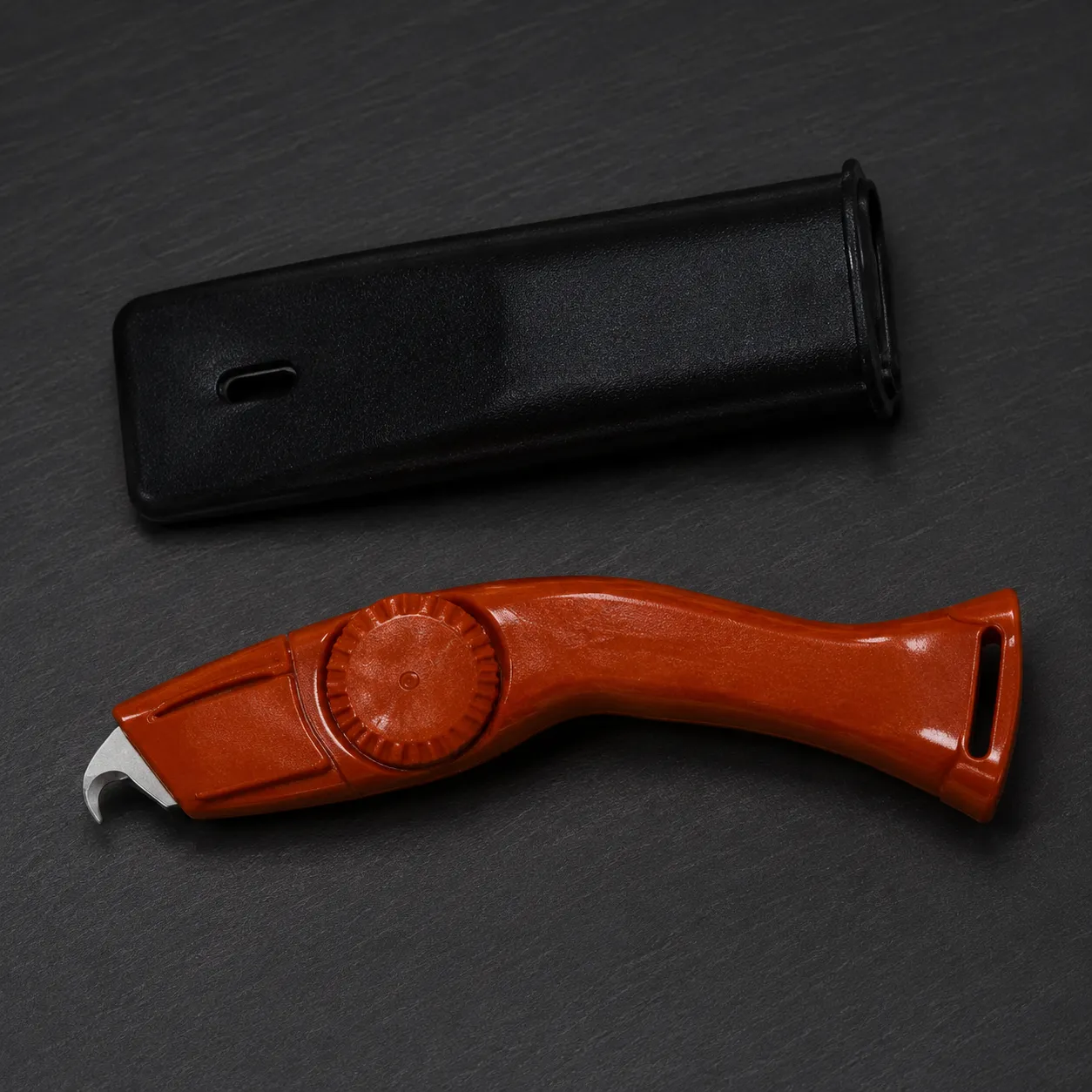 Tek bıçak, farklı kesim uygulamaları! Myfloor Master Serisi Halı Döşeme Bıçağı; sağlam döküm alüminyum gövdesi, ergonomik tutuşu ve değiştirilebilir uç sistemiyle profesyonel ustaların ihtiyaçları düşünülerek geliştirilmiştir. İç kısmındaki yedek uç haznesi sayesinde farklı kesim uçlarını kolayca yanınızda taşıyabilir, ihtiyaca göre hızlı şekilde değiştirebilirsiniz. Halı ve yer döşeme uygulamalarından PVC, kauçuk, deri ve karton kesimine kadar geniş kullanım alanı sunar. Kemer klipsli özel bel kılıfı sayesinde çalışma sırasında kolayca taşınabilir ve erişilebilir.